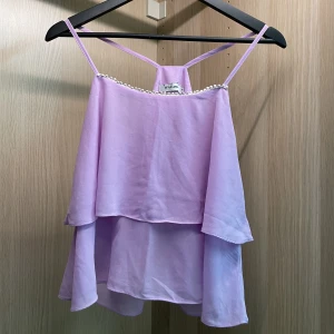 Lila topp - Topp med volanger Små fläckar 
