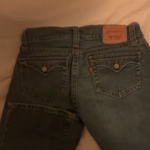 Levis jeans<3 - Jätte fina Levis jeans som är smått för stora på mig. Älskar dom verkligen men väljer nu att sälja dom. Köpta på second hand för 550kr. Jätte fint skick, perfekta flare och lowaist. skriv om ni vill ha fler bilder eller undrar nått🫶🫶