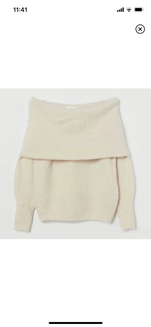 Vit stickad tröja  - Vit stickad offshoulder tröja från hm, lite tjockare och mer kvalite än den som säljs nu! Skulle säga att denna är en gammal version💞