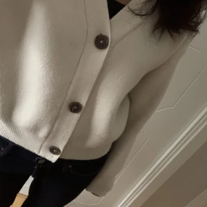 Stickad kofta  - En jättefin och varm stickad kofta! Färgen beige i storlek S. Köparen står för frakten!