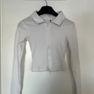 Tröja med krage - Vit tröja med krage och dragkedja, strl XS.  Bra skick