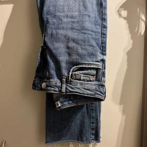 Ett par lite kortare och vida jeans från Gina Tricot som endast är använda ett tiotal gånger. Storlek 36 