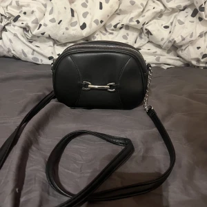 Svart väska  - Har använt den 2 ggr 