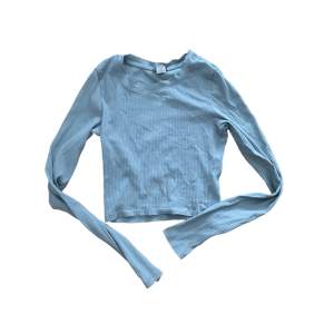 Ljusblå långärmad tröja från Monki. Storlek xs och lite croppad. Bra skick. Fraktar eller möts i umeå! 💙