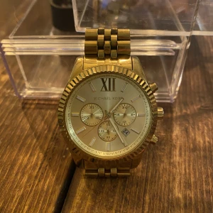 Herr klocka, Michel Kors  - Schysst herr klocka, stilren. kommer aldrig till användning, tyvärr!   Toppskick,  Armbandsbredd 2,2 cm  Omkrets 4,5 cm Vattentät 10 ATM