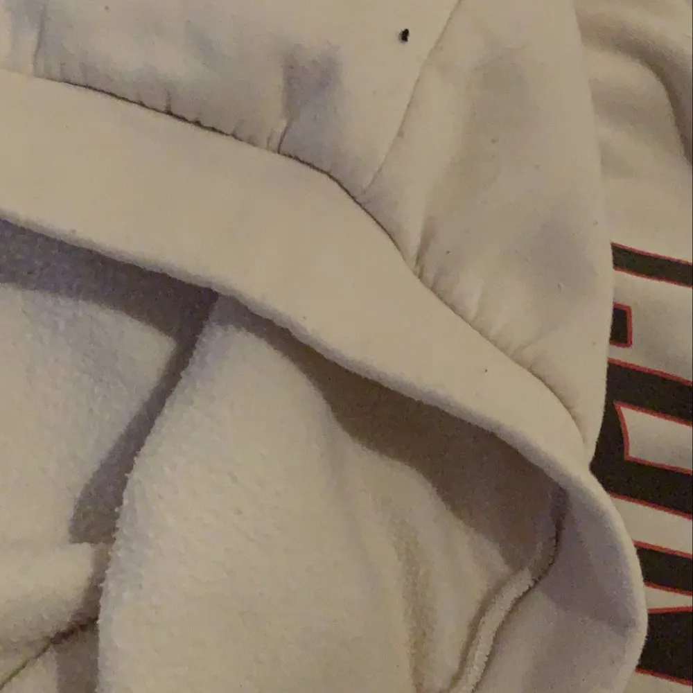 Hej! Säljer denna super mjuka sweatshirten i beige! Den har ett svart London tryck med röda linjer runt🫶🏼 Storlek xs/s men den är rätt pösig! SÅÅÅ mjukt material men säljer då den typ aldrig används☺️💞 . Neuletakit & Villapaidat.