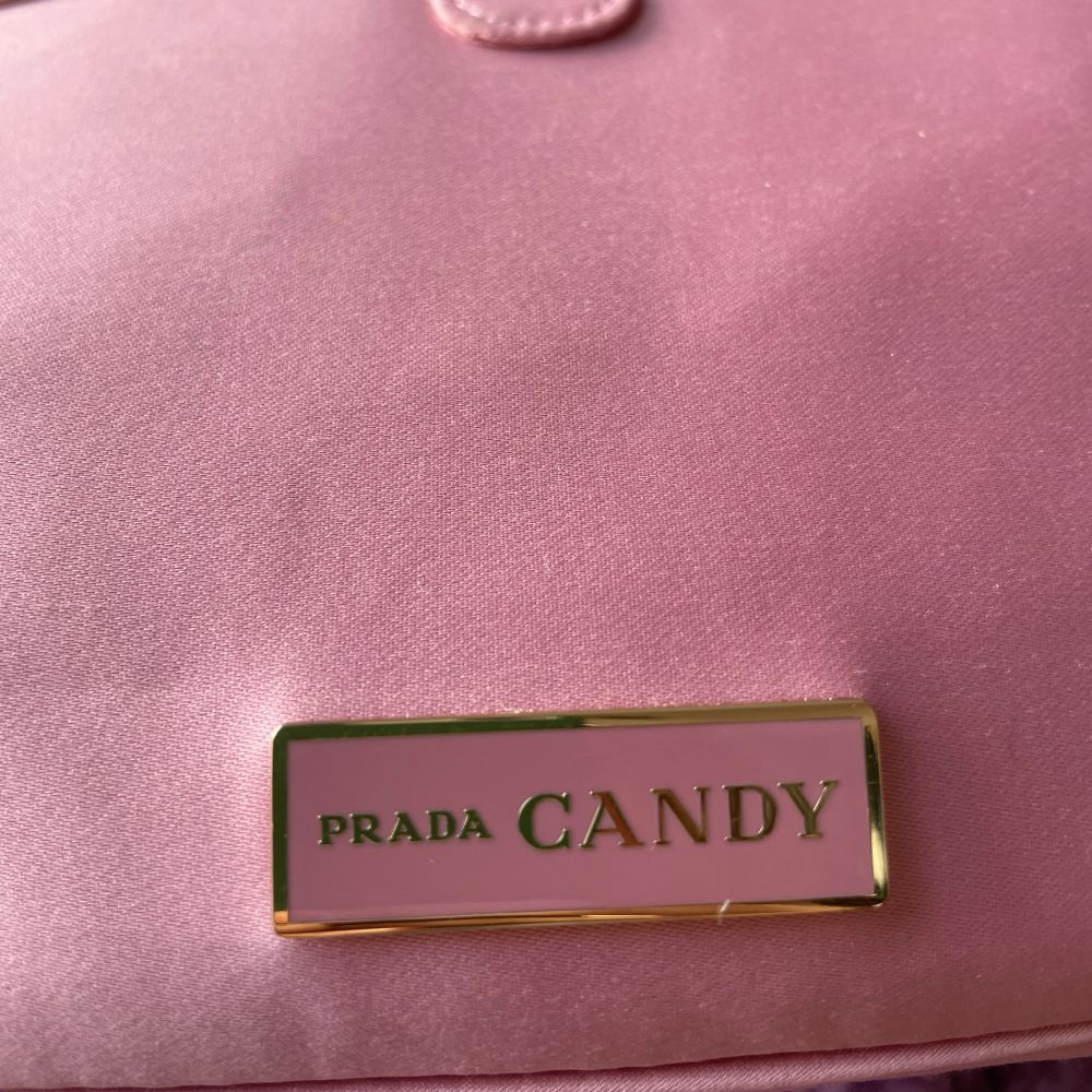 Beautiful Prada purse that has never been used. Yes itâs real! Length: 22 cm . VĂ€skor.