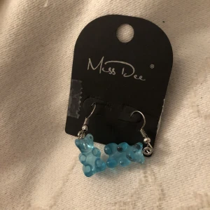 Örhängen  - Säljer denna supervackra örhängen som jag har gjort helt själv! 💗 de är aldrig använda! Osäker om de är nickelfria, men är 99% säker på att de är det! ♥️ 