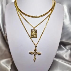 Crystal Rose Cross halsband set - Vintage crystal Rose Cross Halsband set från BGMBEAUTYCOSMETICS. 18k guldpläterad. Helt ny och oanvänt. 548kr/set eller 199kr/st. Frakt 26kr. 