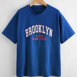 En blå tshirt från shein med texten ”BROOKLYN”. Strl M och men passar XS-S som oversized👍Snygg men säljer eftersom att jag tröttnat, säljer för 50 kr + frakt. Hör av er vid frågor🌸