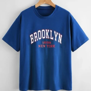 Blå T-shirt  - En blå tshirt från shein med texten ”BROOKLYN”. Strl M och men passar XS-S som oversized👍Snygg men säljer eftersom att jag tröttnat, säljer för 50 kr + frakt. Hör av er vid frågor🌸