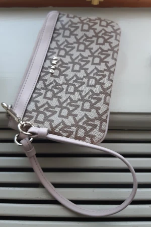 Äkta dkny plånbok - Super fin äkta.kom med dustbag .scan kod med serien.anv men är i gott skick