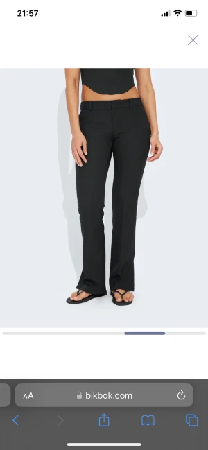 Kostymbyxor bikbok - Lågmidjade. Slits nertill. Skriv bud eller köp direkt för 400❤️ 