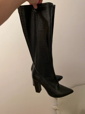 Högklackade stövlar - Från Nelly, storlek 39 men sitter som 38. Endast använda en gång! 