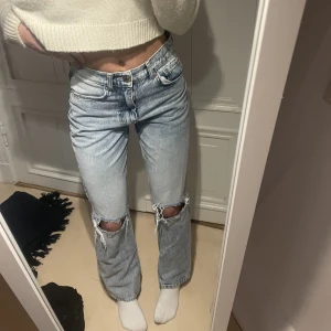 Jeans - Säljer ett par blåa jeans med hål på knäna ifrån Gina Tricot pga att de har blivit för små samt för korta för mig. Inte oanvända men i väldigt bra skick, i storlek 32. Köpta för 499kr men säljer för 100kr