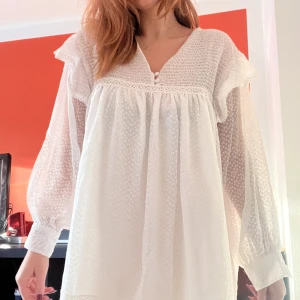 Oanvänd studentklänning  - Helt oanvänd klänning, (tänkt till studenten). Men superhärlig och luftig. Fina detaljer.🤍🤍