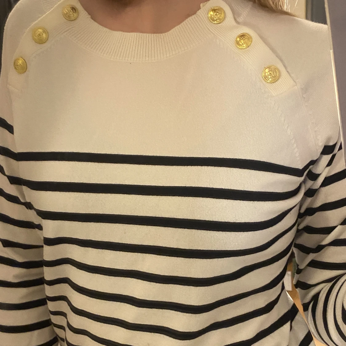 Randig tröja med gulddetalj