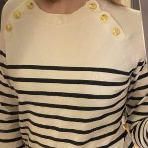 Randig tröja med gulddetalj - En randig tröja med fina gulddetaljer köpt på h&m för ganska länge sedan. Nypris cirka 299 kr. 