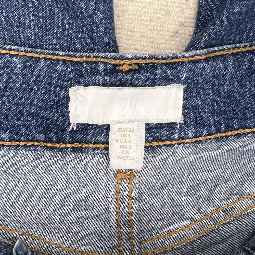 Säljer dessa fina byxor jag köpte från H&M för kanske ett halvår sen. Jag har använt de men de är så gott som nya.. Jeans & Byxor.