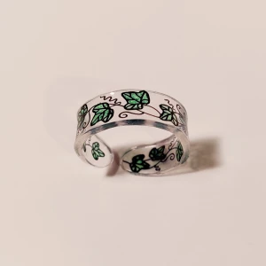 Handgjord ring  - Handgjord ring med växt. Kan självklart tillverka fler eller med andra motiv om det önskas.