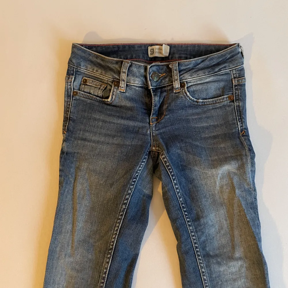 Ett par low waisted jeans från ginatricot. Dessa har jag aldrig använt.. Jeans & Byxor.