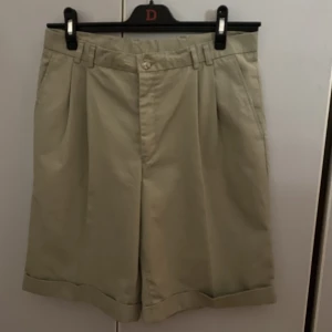 Herr shorts  - Ett par beiga herr shorts, när jag köpte dom tänkte jag direkt på att jag skulle ut på safari sen när jag kom hem kom jag på att jag bor i Skåne… sköna, fickor fram och bak.står inte vilken storlek men passar mig som har 38.