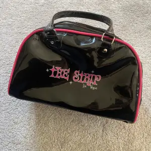 En jätte fin svart och rosa väska dom är Bratz liknande. Bra kvalitet, passar till det mesta💗 vid snabb affär kan priset pratas om💗 köparen står för frakt!!