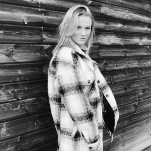 Kappa  - Säljer denna fräscha kappa från MOVES, väldigt sparsamt använd 