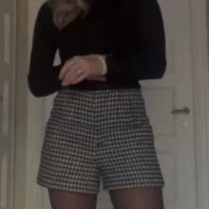 Shorts från zara - Supersnygga och sköna shorts från zara. Älskar verkligen dem men de kommer ej till användning. Sitter så skönt, storlek XS men passar även S. Pris kan diskuteras! 