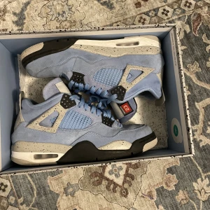 Jordan 4 Retro  - Köpte dessa på merchsweden för 6299kr. Ganska bra skick 8/10 lite använda då o då men säljer dom för att dom börjar bli lite för små. Skriv till mig för kvitto osv. Pris kan diskuteras.