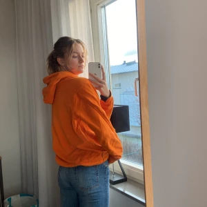 Orange Hoodie  - Orange Hoodie med tryck på🧡
