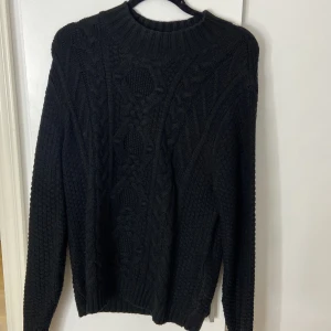 Stickad tröja  - Säljer nu min oanvända stickade tröja där av ja inte får användning av den 