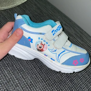 Okej  -  de kostar 70 kr märket är toobaco Och frakten kostar 20 kr skorna är helt nya storleken är 30 skorna är till barn