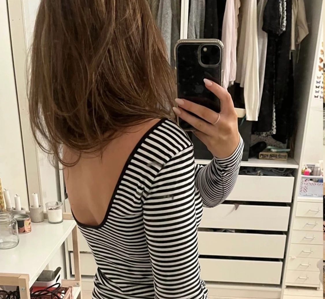 Randig tröja med öppen rygg!!