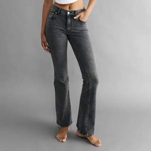 Knappt använda jeans köpta två månader sen för 499kr. Modellen heter ”low waist bootcut jeans” och har inga tecken på användning! Färgen är grå 🤍De passar mig bra som är 165 ungefär, tror de passar väldigt bra om man är 170 eller 160 också! Modell petite