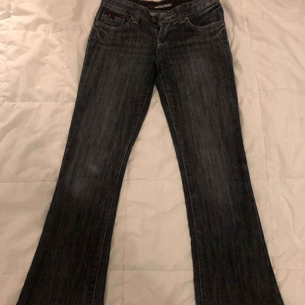 Jätte fin low waist jeans som är tyvär för små för mig men skulle passa på någon runt 160 i storlek xs. Skriv privat om man vill ha flear bilder💕💕💕💕. Jeans & Byxor.