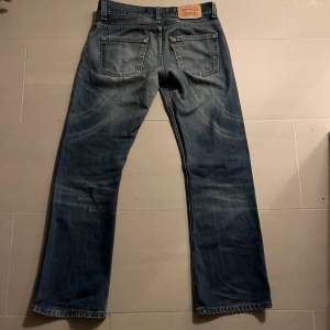 Jättefina vintage jeans från Levis. Modell 512, bootcut. W30 och L32. Skulle säga att dom är längre i benen än 32. Säljer då dom tyvärr inte passade mig. Köpta här på Plick.