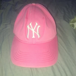 Keps  - En keps rosa keps som man kan regulera.