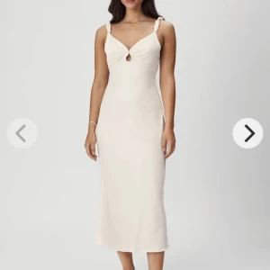 Adoore klänning Nyskick - Jätte fin Adoore klänning, i kräm vit. Säljer klänningen för beställde två i olika storlekar så prislappen är kvar &amp; klänningen är aldrig använd. Ord. pris 1295:- 