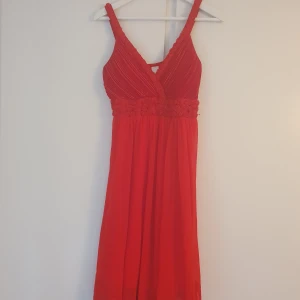 Rös klänning - Storlek M, 36/38  Ingen stretch  Dekorerad med rosor över byst  