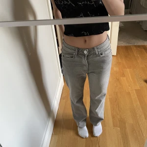 Grå jeans  - Ett par jätte fina jeans använt en gång 💗