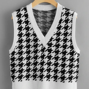 Houndtooth väst - Superfin stickad väst i houndtooth mönster! Sparsamt använd och bra skick. Meddela gärna om du har några frågor❤️