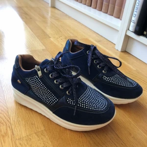 Säljer super fina skor - Jag säljer mina fina skor då dem inte kommer till användning❤️ dem är 21 cm långa inuti❤️ storlek 37/38💕 Jag har aldrig använt dem så dem är i nyskick💕 pris kan diskuteras💓