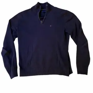 En riktigt snygg oxh stilig Tommy Hilfiger tröja. Den kommer ej till användning. Riktigt bra skick. Skriv gärna om frågor