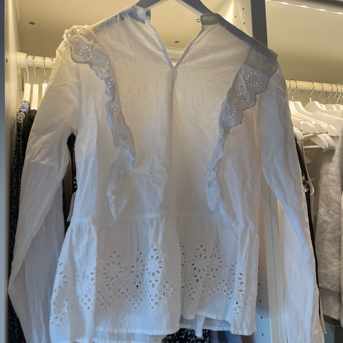 Vit volangtröja storlek XS - 90