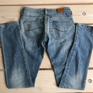 Lågmidjade jeans - Lågmidjade jeans i fin tvätt från Lee, tyvärr för små för mig så kan inte visa bild på. Skinny Midjemått: 72cm innerbenslängd: 83cm Bra skick! Använder ej funktionen frakt 63kr 