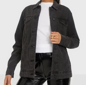 Svart jeansjacka - Funderar på att sälja min supersnygga svarta jeansjacka då den inte kommer till användning så mycket! Den är i bra skick! ⚠️Köparen står för frakten⚠️, priset kan diskuteras! Skriv privat för fler bilder💕