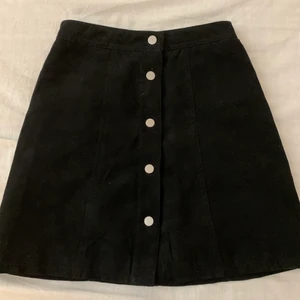 Kjol med knappar💫 - Kjol med knappar, köpt på hm för 199 säljer för 50kr. Knappt använd, storlek 32 💚