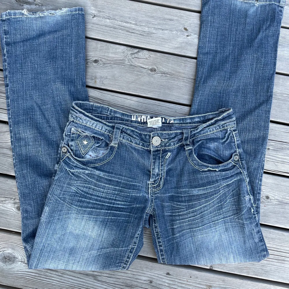 Extremt snygga och unika lågmidjade jeans med stenar på fickorna!! Raka i modellen och så fin tvätt!! Buda!!!💙. Jeans & Byxor.