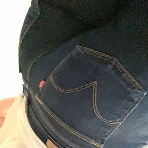 Lågmidjade Levi’s jeans 571 - Lågmidjade jeans från Levi’s i modell 571! Mycket bra skick🥰  Midjemått 72cm